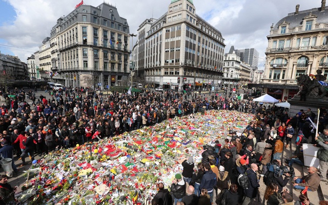 Mọi người tập trung tại quảng trường Place de la Bourse ở Paris, Pháp, để cầu nguyện cho các nạn nhân thiệt mạng trong vụ tấn công khủng bố ở Brussels, Bỉ.