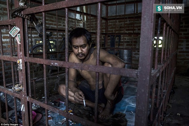
Anh Suhananto 30 tuổi đã “sống” trong chiếc lồng chật hẹp này hơn 1 năm.
