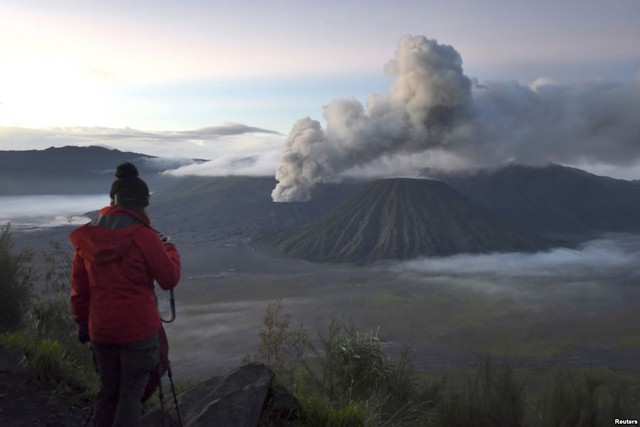 Du khách chụp cảnh tượng tro bụi phun trào từ miệng núi lửa Bromo ở Probolinggo, Indonesia.