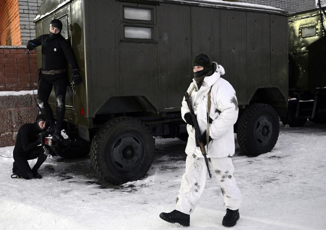
Hai binh sĩ đặc nhiệm chờ đợi kẻ tấn công khủng bố (áo trắng) tiến vào vị trí thuận lợi để có thể hành động
