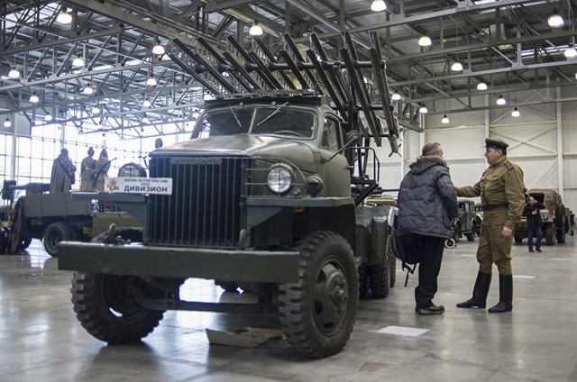 
Khách tham quan thích thú với hệ thống pháo phản lực BM-13 được đặt trên xe Studebaker.
