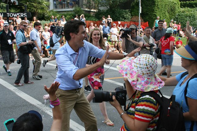 Ông Justin Trudeau vui đùa hết cỡ trên một đường phố.