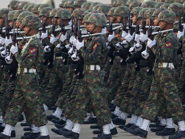 
Lục quân Myanmar duyệt binh với súng QBZ-97 do Trung Quốc sản xuất. Đây là phiên bản xuất khẩu của QBZ-95 sử dụng cỡ đạn 5,56x45mm.
