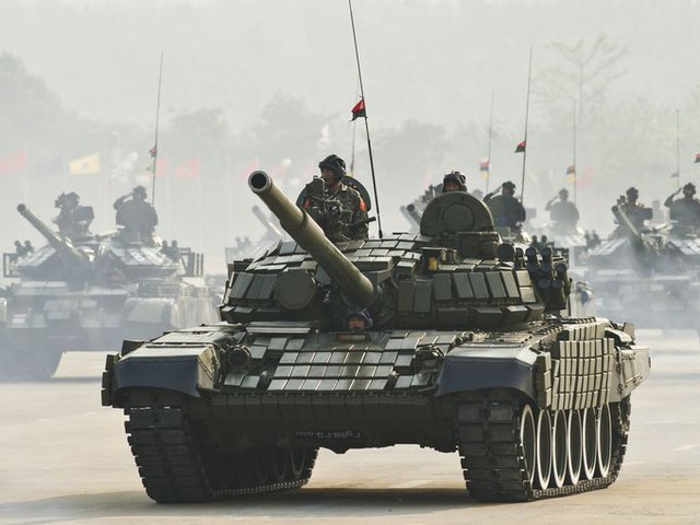 
Xe tăng chiến đấu chủ lực T-72S của Lục quân Myanmar, đằng sau là xe tăng chiến đấu chủ lực Type 59D.
