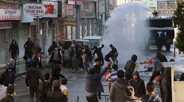 
Cảnh sát chống bạo động Thổ Nhĩ Kỳ dùng vòi rồng chặn người biểu tình chống lại lệnh giới nghiêm ở thành phố Diyarbakir hôm 22/12/2015. Người Kurd đã đòi quyền tự trị ở miền Đông Nam nước này. Ảnh: Reuters
