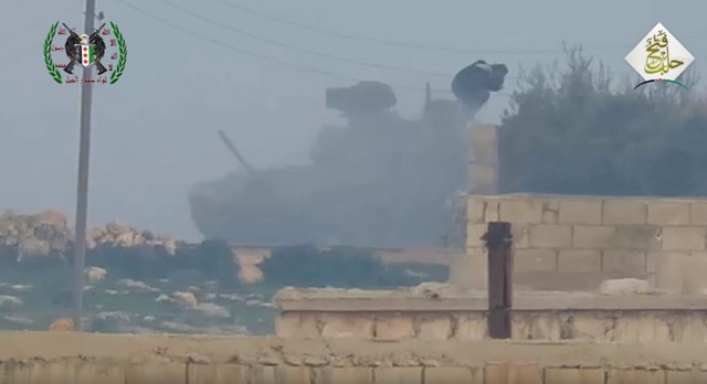 
Một thành viên kíp xe (có thể là trưởng xe) thoát ra khỏi xe tăng sau khi bị trúng tên lửa. Có thể thấy tháp pháo và thân xe vẫn còn nguyên vẹn.
