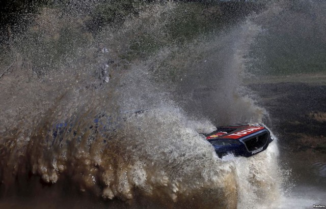 Một chiếc xe đua của đội Peugeot vượt qua vũng nước tại chặng Buenos Aires-Rosario ở Argentina trong cuộc đua đường trường Dakar Rally 2016.