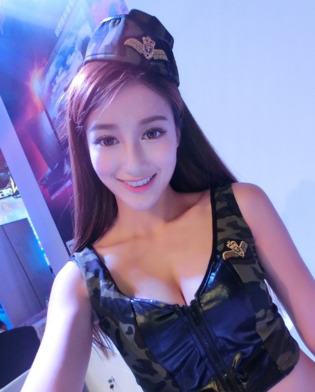 Cô nàng được phát hiện và trở nên nổi tiếng sau khi tham gia làm người mẫu, show girl trong hội chợ triển lãm game lớn nhất châu Á ChinaJoy vào năm 2011.