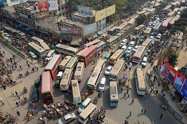 Khung cảnh giao thông đông đúc trên đường phố ở thủ đô Dhaka, Bangladesh.