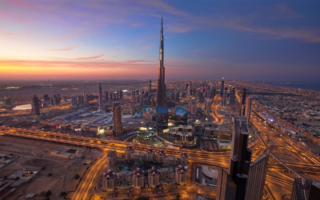 Màn đêm dần buông xuống xung quanh tòa nhà chọc trời Burj Khalifa ở Dubai.