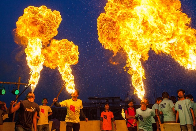 
Các nghệ sĩ trình diễn màn thổi lửa ngoạn mục tại lễ hội Shakrain ở Dhaka, Bangladesh.
