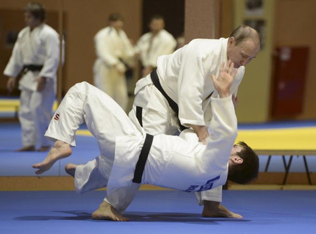 Tổng thống Nga Vladimir Putin tập luyện cùng vận động viên Musa Mogushkov của đội tuyển Judo quốc gia Nga tại Sochi.