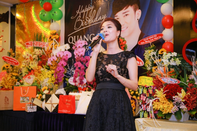 Hoa hậu quý bà Hoàng Yến cũng ngẫu hứng lên sân khấu hát tặng Quang Hà 1 ca khúc mà mình yêu thích.