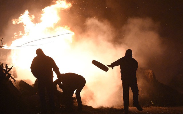 Nông dân đốt lốp xe chặn đường trong cuộc biểu tình phản đối giá nông sản hạ thấp tại thành phố Saint Brieuc, Pháp.