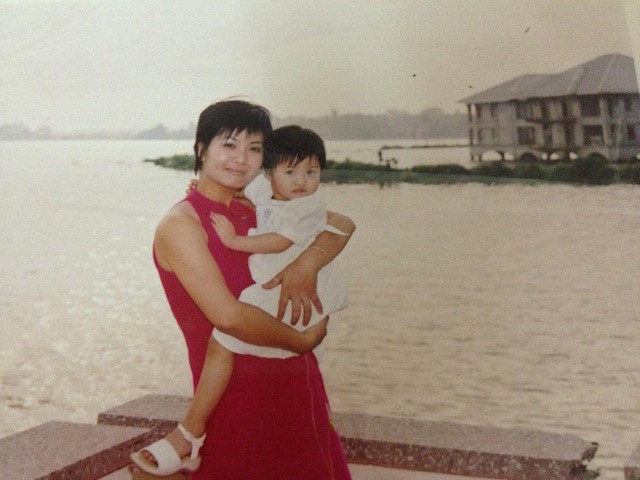 
Bức ảnh chụp lúc bé Kiến lên 3 tuổi. Dường như nhan sắc của mẹ cô không bị già đi chút nào.
