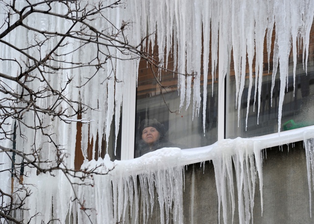 Băng tuyết đọng trên cửa sổ kính của một tòa nhà cao tầng ở Ryazan, Nga.