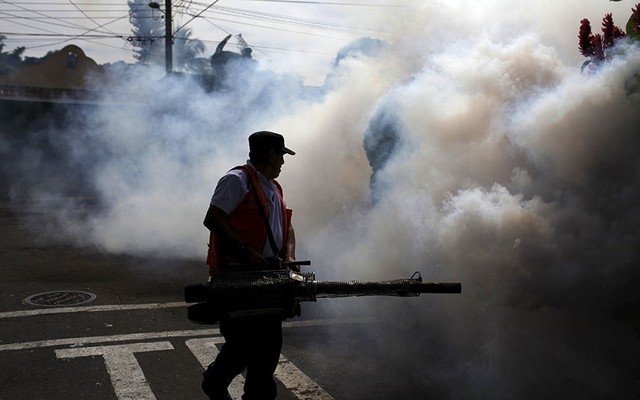 Nhân viên y tế phun thuốc diệt muỗi để ngăn chặn virus Zika lây lan ở thành phố Santa Tecla, El Salvador.