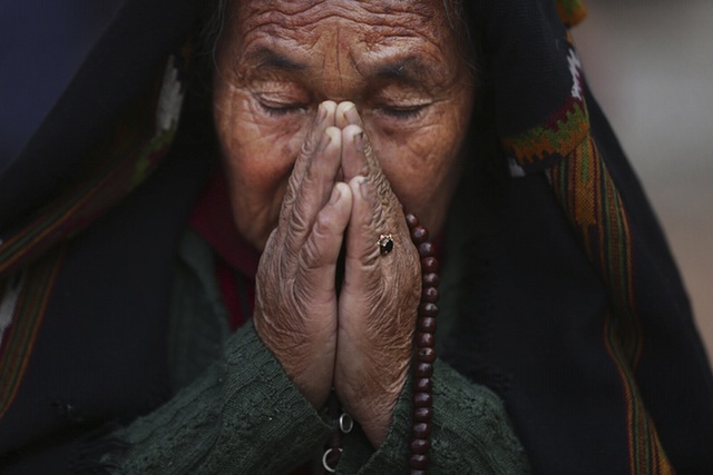 Người phụ nữ cầu nguyện tại tu viện Boudhanath Stupa ở thành phố Kathmandu, Nepal.