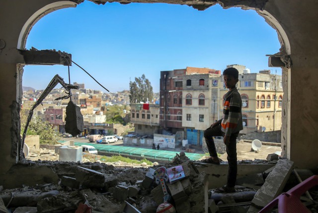 Cậu bé kiểm tra thiệt hại sau một cuộc tấn công bằng đạn cối tại thành phố Taez, Yemen.