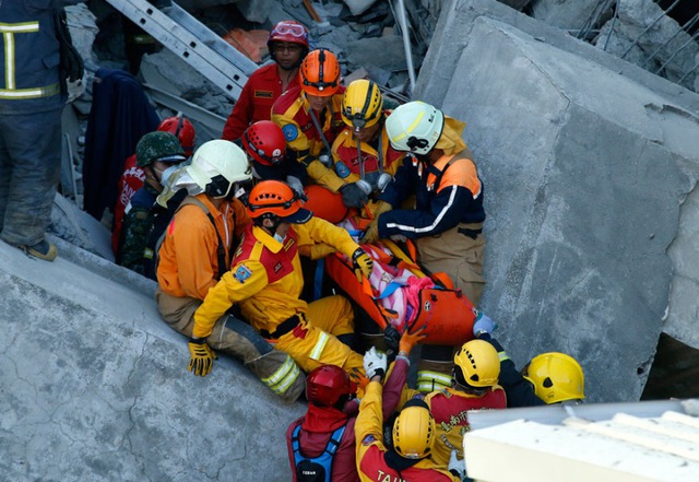 Nạn nhân sống sót người Việt Nam được cứu khỏi một tòa nhà bị sập tại thành phố Đài Nam, Đài Loan.