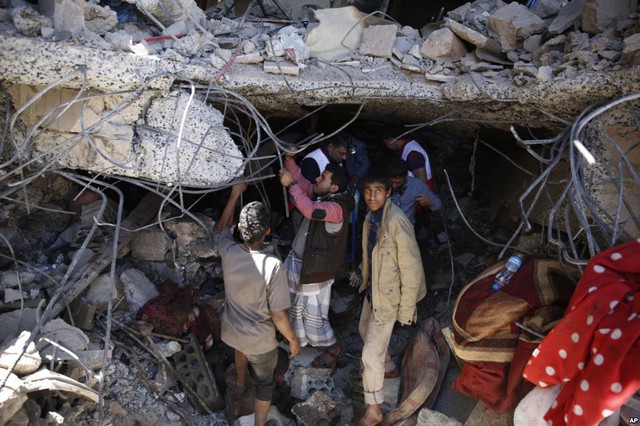 
Mọi người tìm kiếm các nạn nhân sống sót trong cuộc không kích của liên quân Ả-rập nhằm vào thành phố Sanaa, Yemen.

