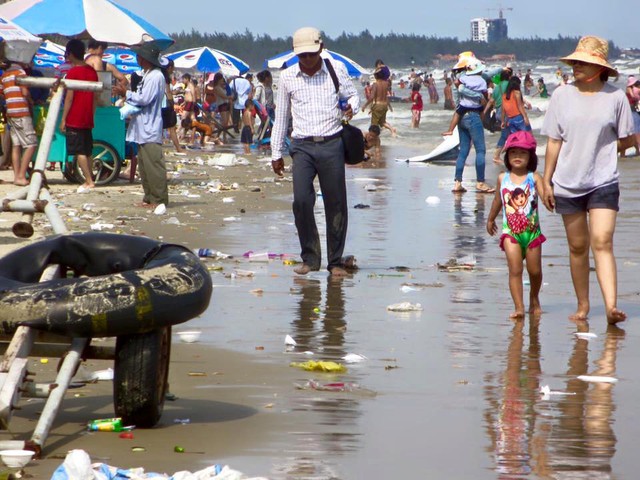 
Dạo biển cùng rác
