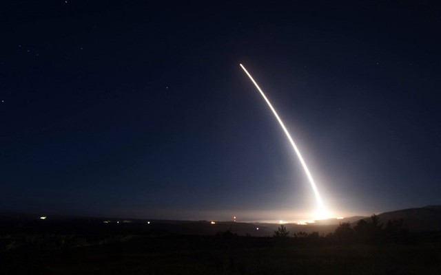 Tên lửa đạn đạo xuyên lục địa Minuteman III được phóng thử nghiệm từ căn cứ không quân Vandenberg ở bang California, Mỹ.