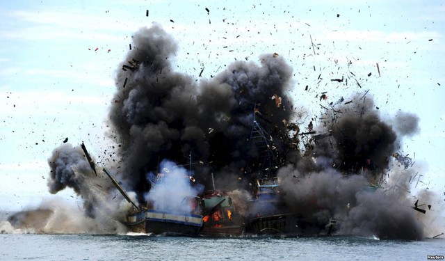 Indonesia ngày cho nổ tung tàu cá nước ngoài bị bắt giữ trước đó trong chiến dịch chống đánh bắt cá trái phép.