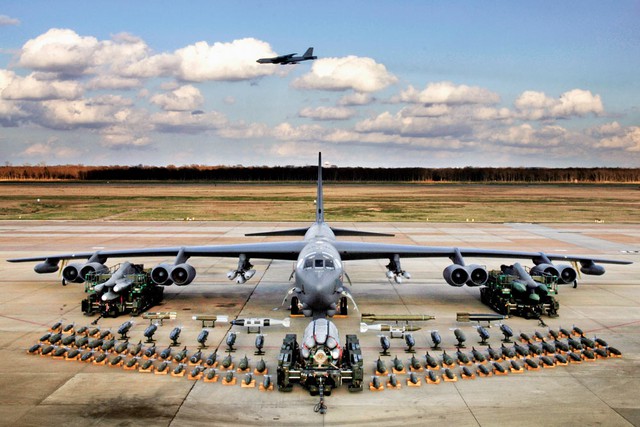 
Tải trọng vũ khí tối đa của B-52 là hơn 31 tấn, tương đương với 30 chiếc máy bay dân dụng Cessna 172 mang đầy đủ hàng hóa. Trong ảnh: B-52H với các vũ khí trang bị.
