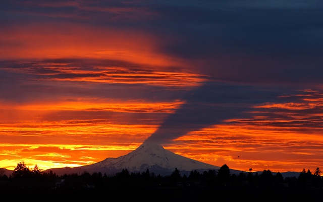 Núi Hood in bóng trên nền trời lúc bình minh gần thành phố Portland, bang Oregon, Mỹ.