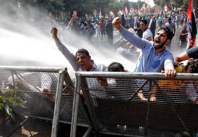 Cảnh sát dùng vòi rồng phun nước để giải tán những người biểu tình chống chính phủ tại thành phố Chandigarh, Ấn Độ.