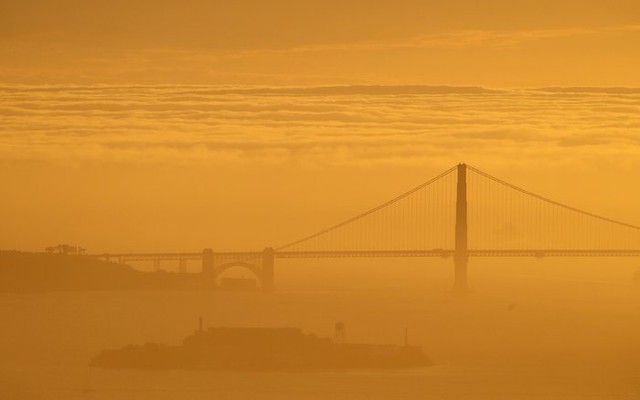 Sương mù phủ mờ cây cầu Golden Gate và đảo Alcatraz vào lúc hoàng hôn tại San Francisco, Mỹ.