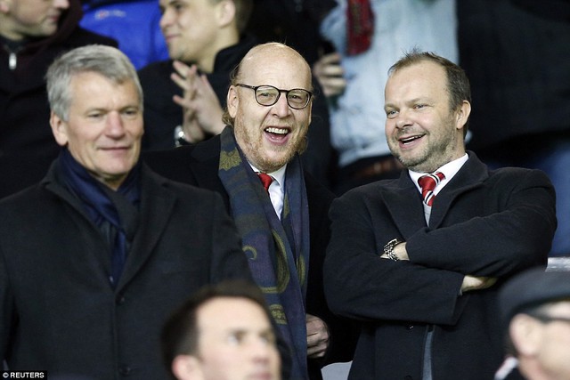 
David Gill (trái) cùng Avram Glazer và phó Chủ tịch Ed Woodward hả hê khi Man United chiến thắng.
