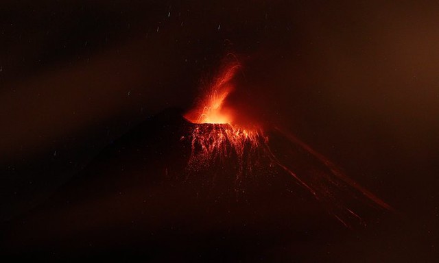 Dung nham phun trào từ núi lửa Tungurahua đang hoạt động ở Quito, Ecuador.