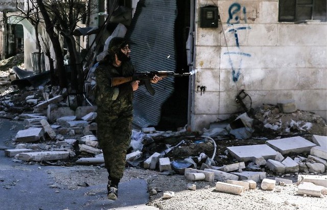 Một thành viên của lực lượng dân quân người Kurd tuần tra trên đường ở Aleppo, Syria.