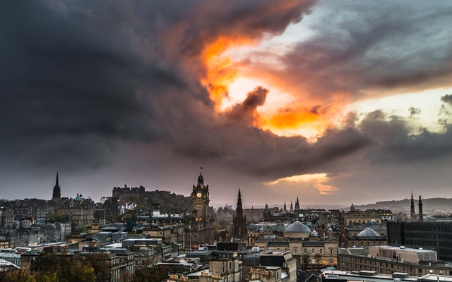
Đám mây lúc hoàng hôn có hình giống như rồng đang phun lửa trên bầu trời thành phố Edinburgh, Scotland.
