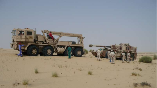 
MZKT-790986 đang diễn tập cứu kéo một khẩu pháo tự hành G6 của quân đội UAE
