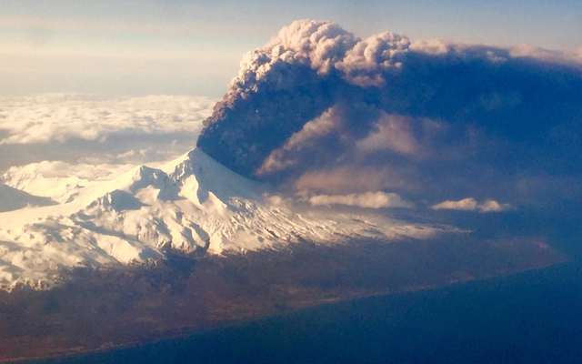 Tro bụi phun trào từ núi lửa Pavlof đang hoạt động ở Alaska, Mỹ.