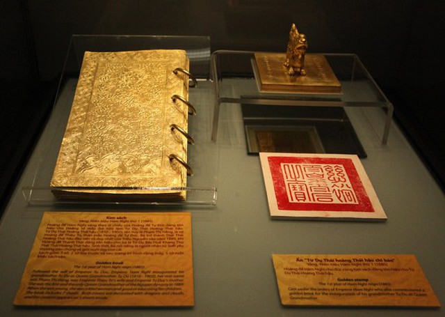 
Kim sách bạc mạ vàng và Ấn chính hậu chi bảo niên hiệu Minh Mệnh thứ 17 (1836).

