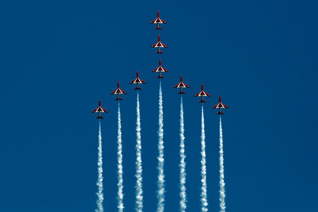 
Phi đội Red Arrows của Không quân hoàng gia Anh trình diễn bay đội hình trên bầu trời thành phố Tanagra, Hi Lạp.
