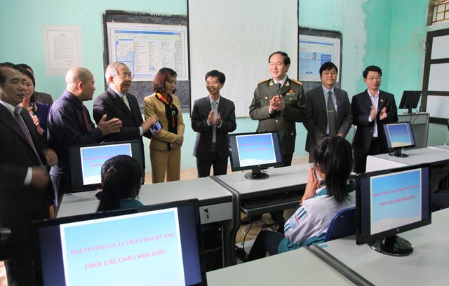 
GS.TS Trần Đại Quang (khi còn là Bộ trưởng Bộ Công An) tặng dàn máy tính hiện đại cho trường THPT Kim Sơn B (Kim Sơn, Ninh Bình) nhân Ngày nhà giáo Việt Nam 20.11.2014.
