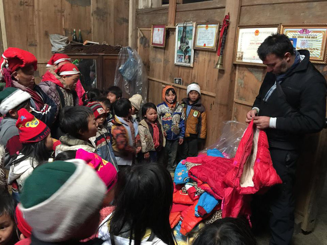 Hơn 40 chiếc áo khoác và 40 đôi ủng vừa được Réhahn trao tặng cho trẻ em nghèo ở Tả Phìn, Sa Pa vào hôm qua.