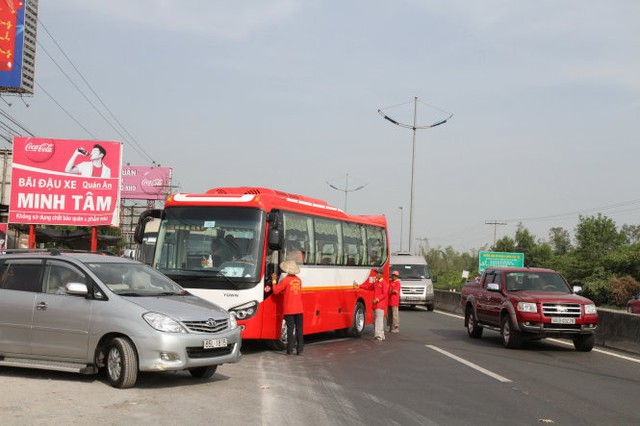 Nhưng xe ô tô lại phải xếp hàng chờ “bò” qua khỏi quán ăn vì xung dột với xe ra vào quán.