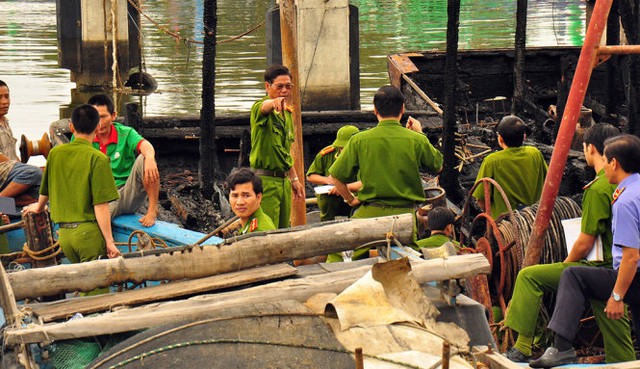 
Công an tỉnh Quảng Ngãi đang khám nghiệm hiện trường, điều tra nguyên nhân - Ảnh: Trần Mai
