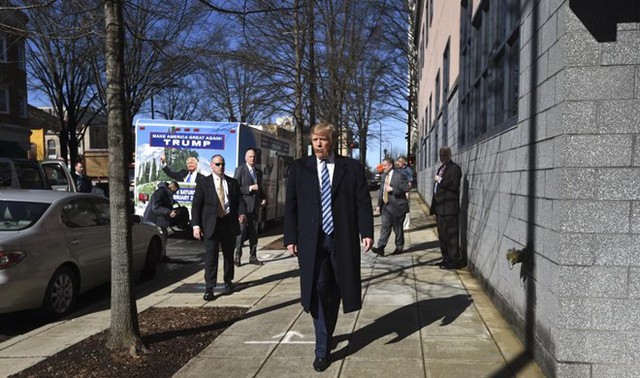 Tỷ phú Donald Trump trong vòng vây bảo vệ của mật vụ tại bang Nam Carolina ngày 16/2/2016.