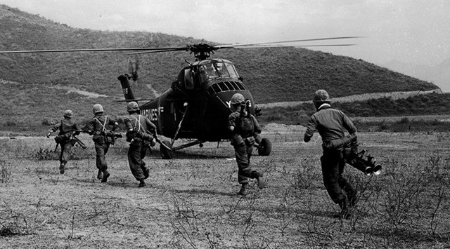 
Lữ đoàn Thủy quân Lục chiến viễn chinh số 9 đổ bộ lên bờ biển Đà Nẵng nhằm ngăn chặn các cuộc tấn công của Quân Giải Phóng vào các lực lượng của quân đội Mỹ và quân đội Sài Gòn.
