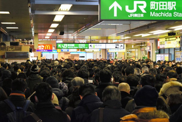 Tàu tốc hành bị hoãn do tuyết khiến hàng ngàn người bị ảnh hưởng - Ảnh: ajw.asahi.com