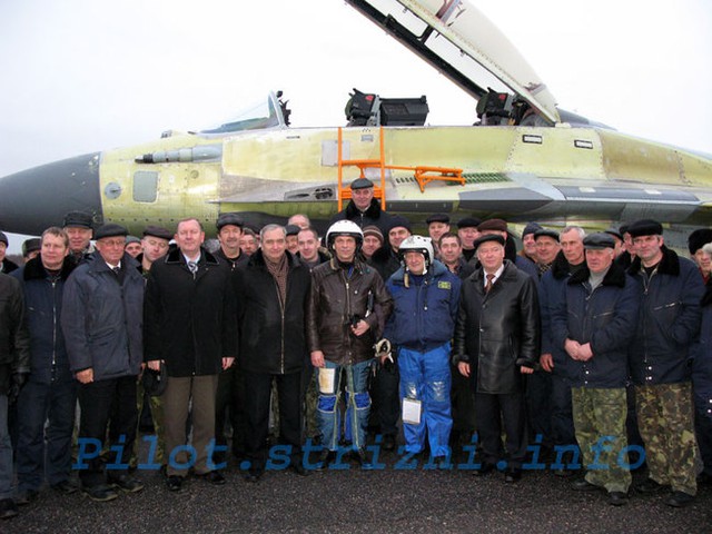 
Phi công Pavel Vlasov (đội mũ bay, mặc ao màu nâu) chụp ảnh cùng đồng đội và các chuyên gia của Tập đoàn MiG.
