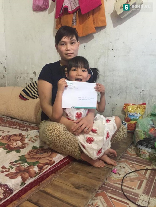 
Báo điện tử Trí Thức Trẻ gửi một phần quà nhỏ chúc Tết 2 mẹ con chị Thơm.
