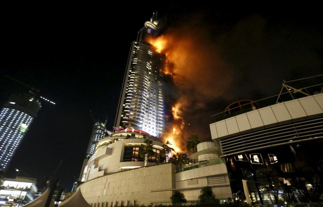 Hỏa hoạn xảy ra đúng vào ngày đầu tiên của năm mới tại khách sạn Address Downtown ở Dubai.